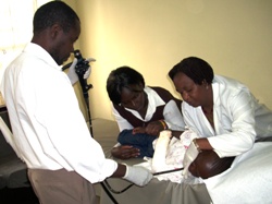 Die Fortschritte bei der Behandlung sind langsam, aber lebensverändernd. Unter Narkose wird ein Schlauch in die Speiseröhre eingeführt und diese geweitet. Foto: humedica