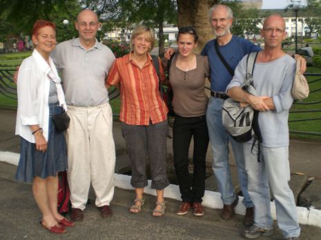 Als humedica-Team in Kamerun - im Einsatz für sozial vergessene (v.l.): Dr. Petra-Marina Keffel, Dr. Krystian Jaschik, Karin Lichtenberger, Theresa Hahlbrock, Dr. Konrad Weiss und Dr. Rüdiger Lange. Foto: humedica