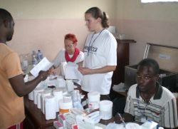 Die Einsätze ehrenamtlicher Hilfskräfte sind für die Menschen in den Haftanstalten oft die einzige Möglichkeit, mit Medikamenten versorgt zu werden. Im Bild: Dr. Petra-Marina Keffel (links), Theresa Hahlbrock. Foto: humedica