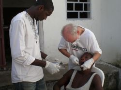 Erlöste hunderte Menschen von quälenden Zahnschmerzen. Dr. Konrad Weiss bei einer Behandlung an einem Gefangenen. Foto: humedica