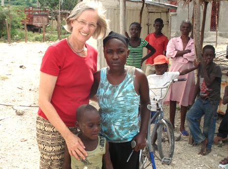 Für die erfahrene humedica-Einsatzkraft Roswitha Märkle war die erneute Begegnung mit ihrer Patientin Maude ein rührendes Erlebnis. Foto: humedica