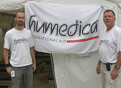 Klaus Ruhrmann (rechts) mit Dr. Stephan Kusick vor dem ambulanten Behandlungszelt für Cholerabetroffene in Drouin. Foto: humedica