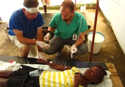 humedica-Helfer Klaus Ruhrmann (rechts im Bild) und Dr. Stefan Kusick behandeln in Drouin. Foto: humedica
