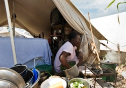 Wie es den zahlreichen Personen, die seit dem Erdbeben in Zelten hausen, ergehen wird, ist kein guter Ausblick. Foto: humedica/Thomas Grabka (grabka-fotografie.de)