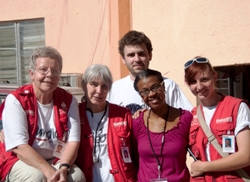 Gladys Thomas (2. v.r.) gemeinsam mit Mitgliedern des Ersteinsatzteams (von links): Dr. Irmgard Harms, Nancy Schmidt, Simon Oeckenpöhler und Simone Winneg. Foto: Humedica