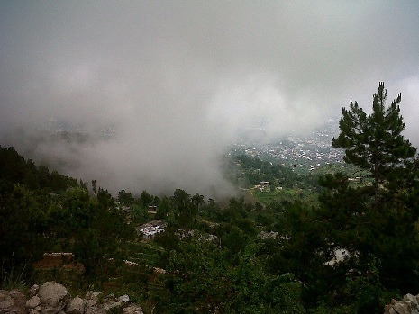 Unwetterwolken über Haitis Hauptstadt. Foto: humedica/Caroline Klein
