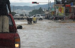 Wie im vergangenen Herbst, als Starkregen die Straßen von Port-au-Prince überschwemmte, stellt sich auch die aktuelle Situation dar. Foto: humedica/Ruth Bücker