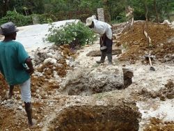 Nach den ersten Spatenstichen für den Wiederaufbau. Die Arbeiten, wie hier in Meyer gehen deutlich voran. Foto: humedica
