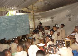 Notdürftig eingerichtet unter Plastikplanen wird der Schulunterricht fortgesetzt. Der Wiederaufbau der Schule von Meyer wird die Situation für die Schulkinder wesentlich verbessern. Foto: humedica