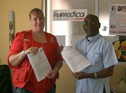 Verträge, die in eine bessere Zukunft weisen. humedica-Koordinatorin Caroline Klein mit Pater Bien Aimé. Foto: humedica