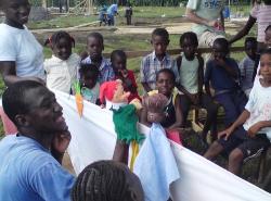 Die kindgerechte Cholera-Aufklärung durch Kaspertheater und therapeutisches Puppenspiel erzielte in der Vergangenheit besonders positive Wirkungen. Foto: stART international e.V.