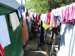Die provisorischen Unterkünfte sind insbesondere im Hinblick auf die kommende Hurrikansaison keine wirkliche Option. Foto: humedica/Susanne Merkel