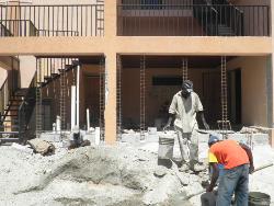 Die Vorderseite der Werkstatt steht noch offen, um die Baumaterialien leichter ins Innere transportieren zu können. Foto: humedica