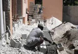 Hier entsteht eine Rampe, die den zukünftigen Patienten den Zugang zur Rezeption der Werkstatt erleichtern soll. Foto: humedica