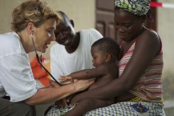 Mit Ärzteteams brachte humedica medizinische Hilfe zu den Flutopfern auch in abgelegenen Regionen des Landes. Foto: Sureka Enoxi