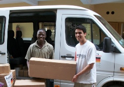 humedica-Mitarbeiter Sven Ramones mit einem einheimischen Mitarbeiter. Foto: humedica/Karin Uckrow