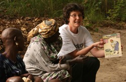 Mit Bildern können mögliche Sprachbarrieren überwunden und wichtiges Wissen deutlich vermittelt werden, wie Ärztin Wilma van Bergen demonstriert. Foto: humedica/Sven Ramones