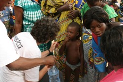 230 kleine Mädchen und Jungen erhielten an diesem Tag Tabletten gegen Wurmbefall. Foto: humedica/Sven Ramones