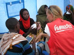 Beim Training bekommen die Verteilungshelfer Einweisung in Funktionsweise und Aufbau der toughstuff-Lampen. Foto: humedica