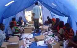 Eine der Solarlampen besteht aus drei Einzelteilen, die zunächst zu 6.000 Paketen zusammengepackt werden müssen. Foto: humedica/Simone Winneg