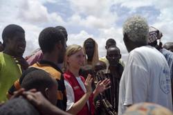 Koordinatorin Simone Winneg bei einer Lagebesprechung in Melkadida. Foto: humedica/Sureka Dharuman