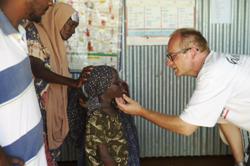 humedica-Arzt Gabriel Labitzke untersucht ein blindes Mädchen, das an einer Hauterkrankung leidet. Foto: humedica/Sureka Dharuman