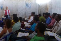 Die erfahrene humedica-Koordinatorin Simone Winneg gibt ihr Wissen an Mitarbeiter verschiedener Flüchtlingscamps weiter. Foto: humedica