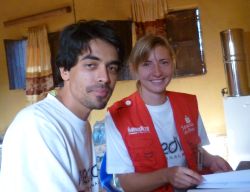 Koordinator Sven Ramones bei der Übergabe des Projekts an die neue Landeskoordinatorin Simone Winneg. Foto: humedica/Gabriel Labitzke