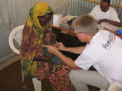 Hilfe für die Schwächsten. Insbesondere kleine Kinder sind dringend auf die Hilfe derhumedica-Ärzte angewiesen. Foto: Rheinische Post/Helmut Michelis