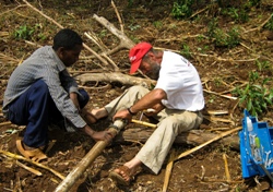 Peter Erd reparierte gemeinsam mit den Dorfbewohnern beschädigte Brunnen und errichtete drei neue. Foto: humedica/Martin Erd