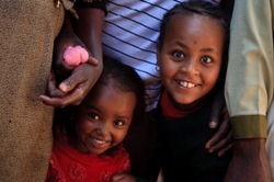 Kindern ein Lachen schenken, während die Eltern arbeiten können. Foto: humedica