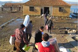In den Dörfern, in denen das Wasser wieder zurückgegangen ist, konnten begünstigte Familien die gespendeten Hilfsgüter bereits entgegen nehmen. Foto: CfN Albanien