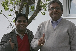 Mark Halder (links) und Dr. Dennis Datta warten in Kaufbeuren auf eine Möglichkeit der Weiterreise. Foto: Franziska Baur