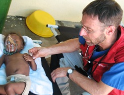 Mit viel Einfühlungsvermögen brachte Dr. Michael Brinkmann den Jugendlichen seine teils traurigen Erfahrungen in Haiti näher. Foto: humedica/Michael Brinkmann