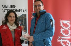 Spendenübergabe in der humedica-Hauptzentrale: Wir bedanken uns ganz herzlich bei Guido Müller und seinem Basarteam. Foto: humedica/Ruth Bücker