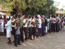 Patientenschlange vor dem Versorgungscamp in Leogane. Foto: humedica/Saskia Hankel