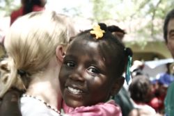 Haitianisches Mädchen auf dem Arm von Saskia Hankel. Foto:humedica