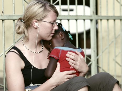 Saskia Hankel mit haitianischem Mädchen. Foto:humedica