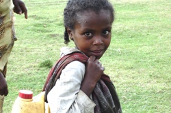 Brunnen sichern eine ausreichende Versorgung mit sauberem Wasser und verkürzen lange Wege des Transports. Foto: humedica/Susanne Merkel