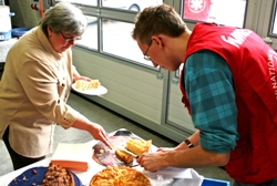 Reger Austausch bei Kaffee und Kuchen: Dieser Tag gehört nur den ehrenamtlichen humedica-Helfern. Foto: humedica