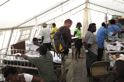 Dr. Hanns-Georg Heidecker ist Koordinator für humedica, bringt darüber hinaus aber auch sein medizinisches Wissen ein. Foto: humedica/Simon Gelzenleuchter