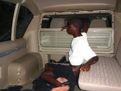 Der apathische Junge wurde von den humedica-Koordinatoren in ein Krankenhaus gebracht, wo er über Nacht bleiben konnte. Foto: humedica/Hanns-Georg Heidecker