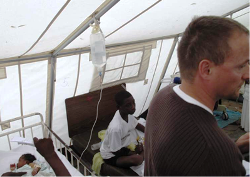 Nach mehreren Stunden Autofahrt wurde für den Jungen schließlich ein Schlafplatz gefunden. Foto: humedica/Simon Gelzenleuchter