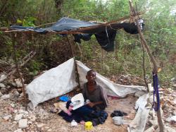 Auch nach Stunden saß der verwahrloste Junge apathisch unter seiner zerrissenen Plane. Foto: humedica/Hanns-Georg Heidecker