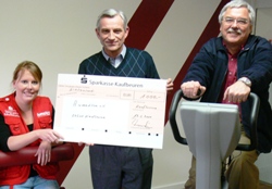 topfit-Inhaber Hans Wolkersdorfer (Mitte) übergab den Scheck persönlich an Wolfgang Groß und Ruth Bücker. Foto: Katina Kell