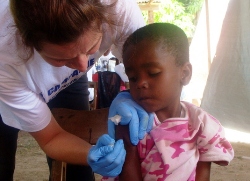 Insgesamt nehmen die kleinen Mädchen und Buben die Impfungen gelassen hin. Foto: humedica/Maria Rivera