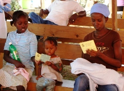 Auf den nicht zerstörten Kirchenbänken warten kleine und große Patienten auf ihre Schutzimpfungen. Foto: humedica/Maria Rivera