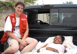 Für Marilins Krankentransport diente eine Matratze auf der Ladefläche. Foto: humedica/Simon Gelzenleuchter