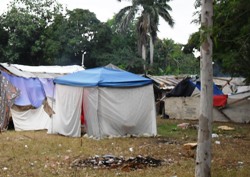 Zelte als Notunterkünfte sind momentan noch eine gute Lösung, leider aber keine dauerhafte. Foto: humedica/Susanne Merkel