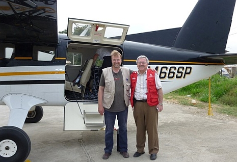 Jürgen Schübelin (links) von der Kindernothilfe e. V. (Duisburg) und Wolfgang Groß vor ihrem gemeinsamen Abflug aus Haiti. Foto: humedica